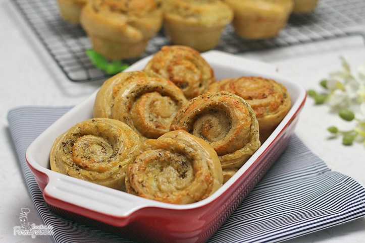 Pãezinhos macios e saborosos recheados de pesto e queijo! Delícia de pão... Mude o recheio e seja feliz!