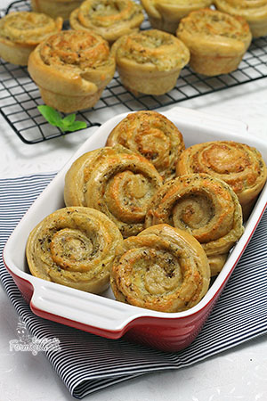 Pãezinhos macios e saborosos recheados de pesto e queijo! Delícia de pão... Mude o recheio e seja feliz!