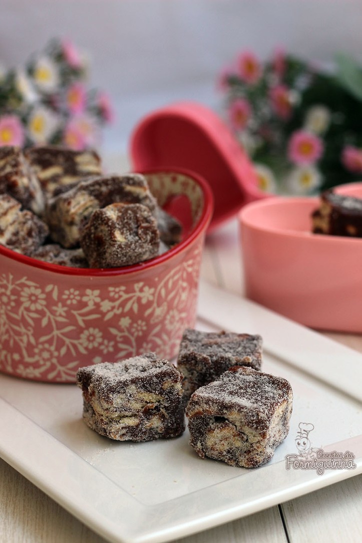 Quadradinhos deliciosamente macios de brigadeiro e biscoitos.. Palha Italiana de Chocolate é um doce simples e fácil de preparar..
