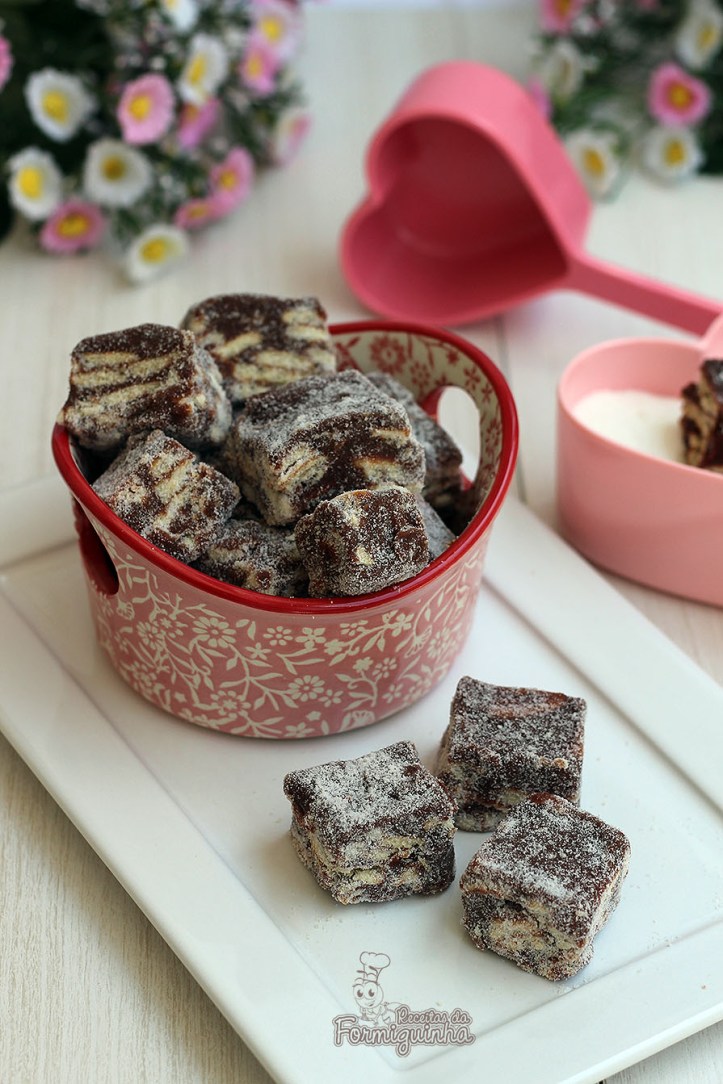 Quadradinhos deliciosamente macios de brigadeiro e biscoitos.. Palha Italiana de Chocolate é um doce simples e fácil de preparar..