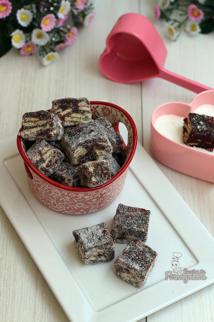 Quadradinhos deliciosamente macios de brigadeiro e biscoitos.. Palha Italiana de Chocolate é um doce simples e fácil de preparar..