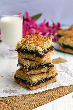 Para os apaixonados por goiabada esses quadradinhos são imperdíveis! Ficam crocantes e acompanham muito bem uma xícara de café.. O melhor de tudo: são muito fáceis de fazer... Prepare esses Quadradinhos de Goiabada e seja feliz!