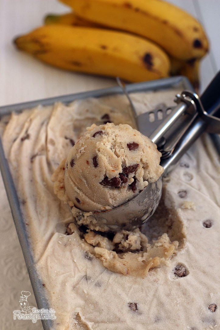 Não desperdice aquelas bananas que amadurecem rápido no verão.. Prepare esse delicioso Sorvete de Banana com Chocolate!