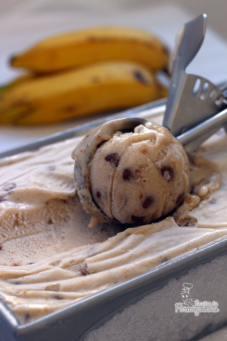 Não desperdice aquelas bananas que amadurecem rápido no verão.. Prepare esse delicioso Sorvete de Banana com Chocolate!