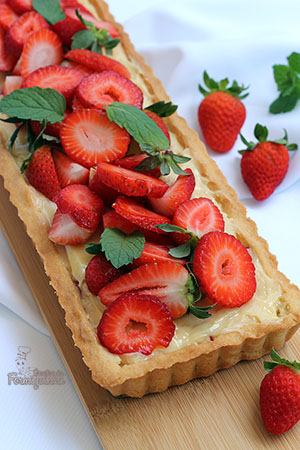 Massa crocante com recheio de leite condensado e muito morango!! Impossível não se apaixonar por essa Torta de Leite Moça Cremoso com Morangos...