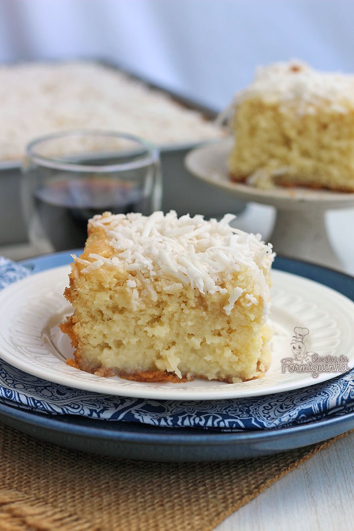 Molhadinho e delicioso, esse Bolo Cremoso de Coco é a melhor companhia para uma xícara quente de café. É também conhecido como Toalha Felpuda, e costumava ser servido em festinhas de aniversário embrulhado em papel alumínio. Quem lembra?