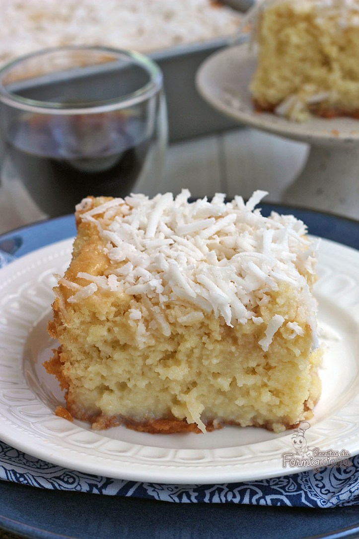 Molhadinho e delicioso, esse Bolo Cremoso de Coco é a melhor companhia para uma xícara quente de café. É também conhecido como Toalha Felpuda, e costumava ser servido em festinhas de aniversário embrulhado em papel alumínio. Quem lembra?