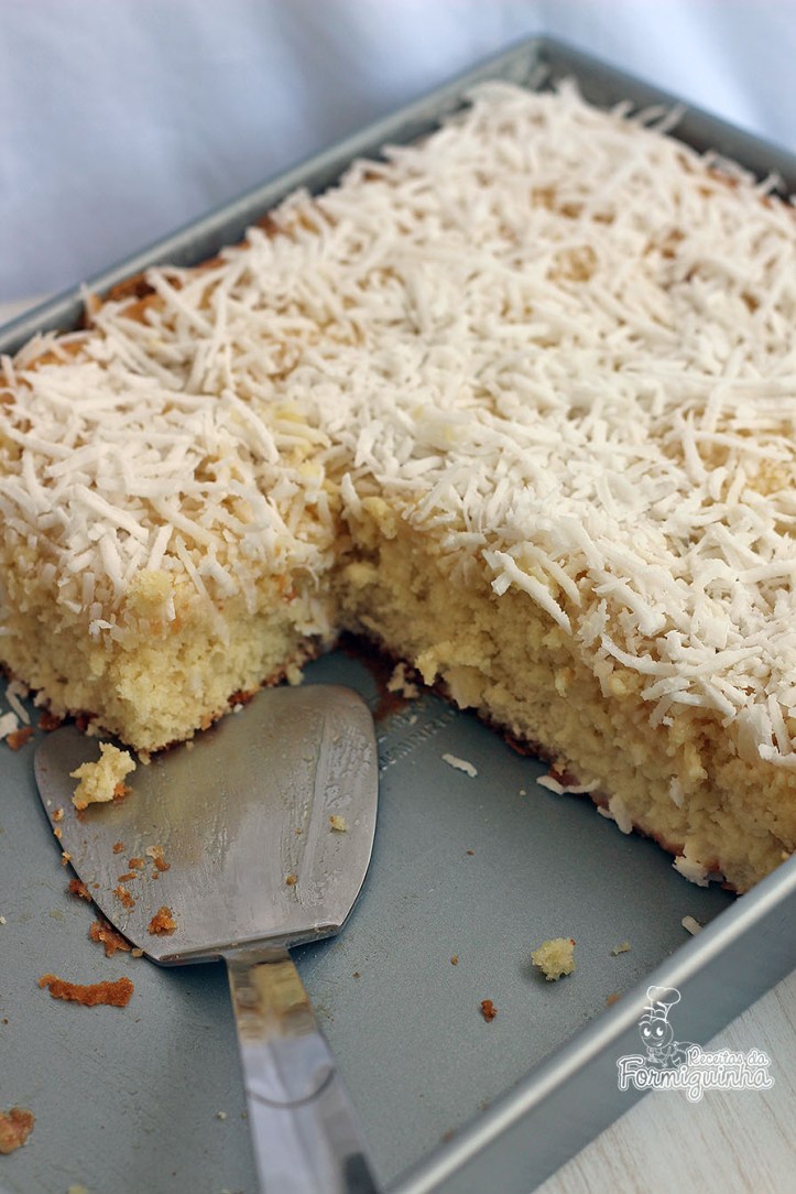Molhadinho e delicioso, esse Bolo Cremoso de Coco é a melhor companhia para uma xícara quente de café. É também conhecido como Toalha Felpuda, e costumava ser servido em festinhas de aniversário embrulhado em papel alumínio. Quem lembra?