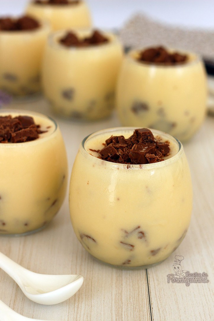 Para aproveitar os chocolates da Páscoa, que tal preparar esse Pavê de Sorvete com Diamante Negro? Pode usar qualquer outro chocolate da sua preferência nesse creme gelado e delicioso!