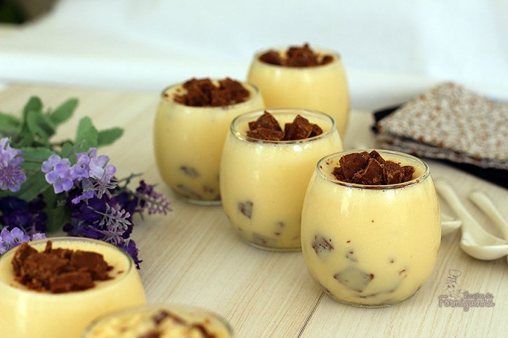 Para aproveitar os chocolates da Páscoa, que tal preparar esse Pavê de Sorvete com Diamante Negro? Pode usar qualquer outro chocolate da sua preferência nesse creme gelado e delicioso!