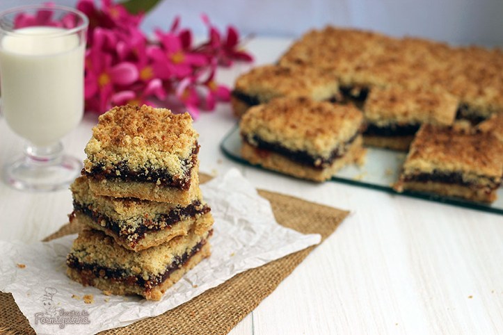 Para os apaixonados por goiabada esses quadradinhos são imperdíveis! Ficam crocantes e acompanham muito bem uma xícara de café.. O melhor de tudo: são muito fáceis de fazer... Prepare esses Quadradinhos de Goiabada e seja feliz!