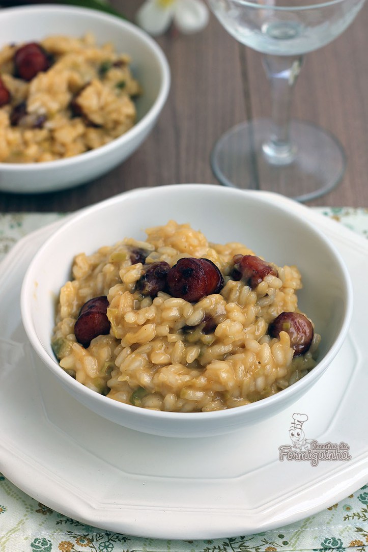 Combinação perfeita de uma deliciosa refeição para ser plenamente degustada com uma boa taça de vinho e uma ótima companhia. Aproveite esse Risoto de Alho Poró e Linguiça.