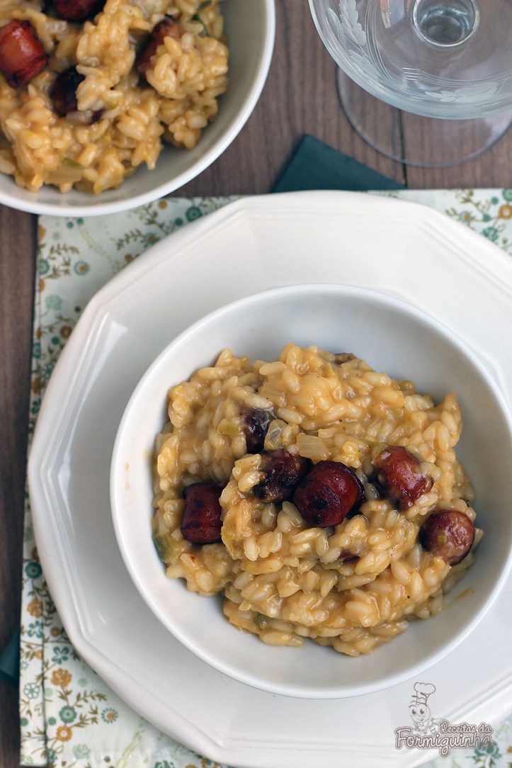 Combinação perfeita de uma deliciosa refeição para ser plenamente degustada com uma boa taça de vinho e uma ótima companhia. Aproveite esse Risoto de Alho Poró e Linguiça.