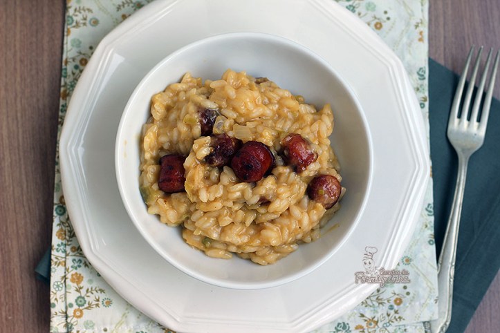 Combinação perfeita de uma deliciosa refeição para ser plenamente degustada com uma boa taça de vinho e uma ótima companhia. Aproveite esse Risoto de Alho Poró e Linguiça.