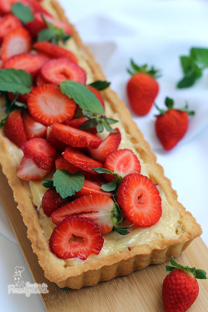 Massa crocante com recheio de leite condensado e muito morango!! Impossível não se apaixonar por essa Torta de Leite Moça Cremoso com Morangos...
