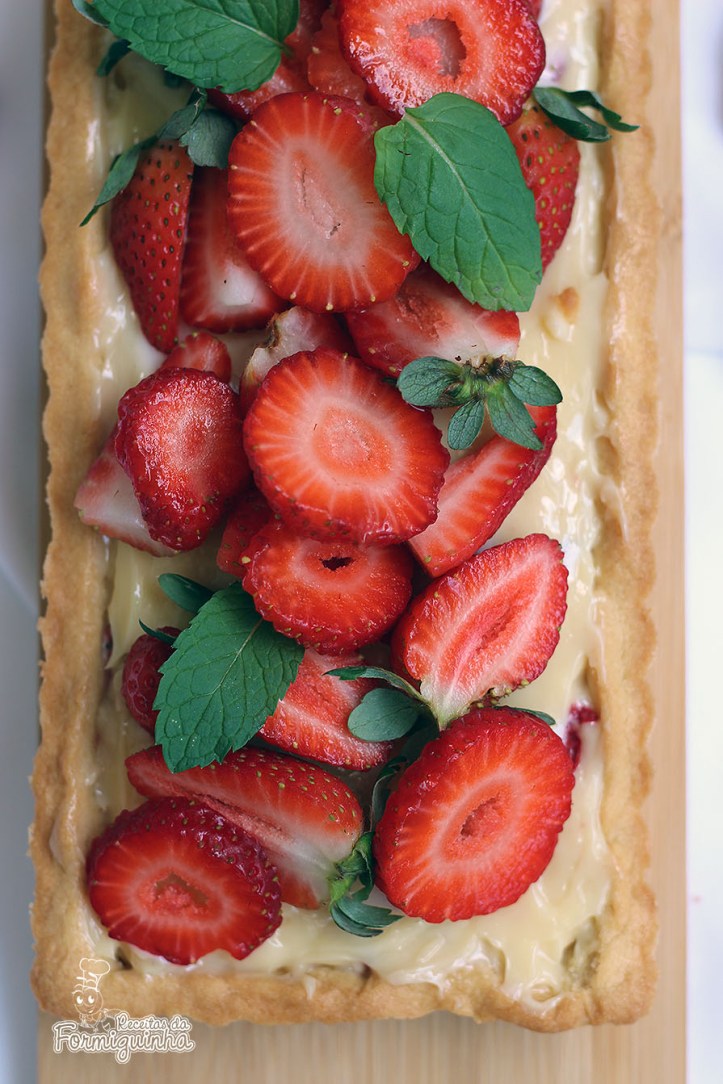 Massa crocante com recheio de leite condensado e muito morango!! Impossível não se apaixonar por essa Torta de Leite Moça Cremoso com Morangos...