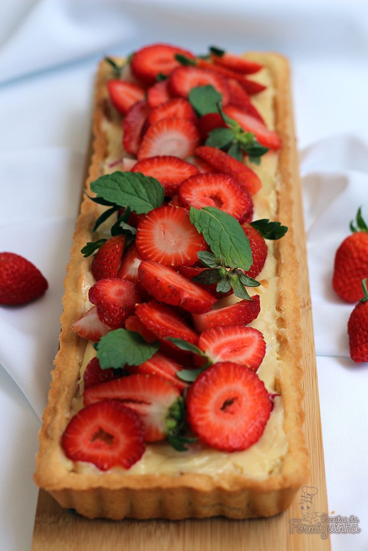 Massa crocante com recheio de leite condensado e muito morango!! Impossível não se apaixonar por essa Torta de Leite Moça Cremoso com Morangos...