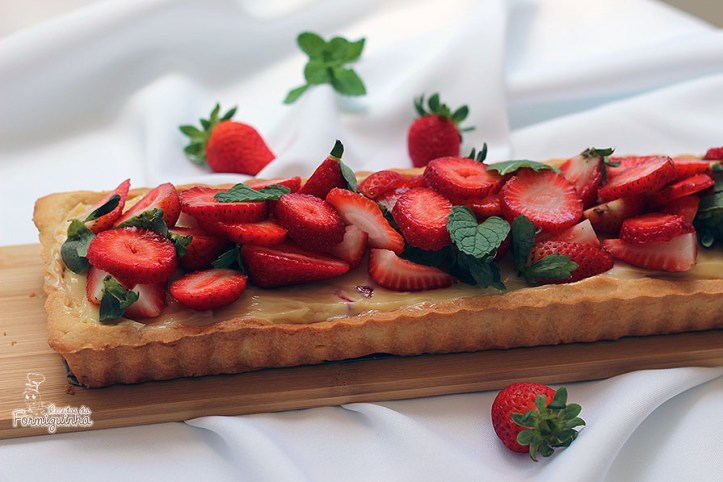 Massa crocante com recheio de leite condensado e muito morango!! Impossível não se apaixonar por essa Torta de Leite Moça Cremoso com Morangos...