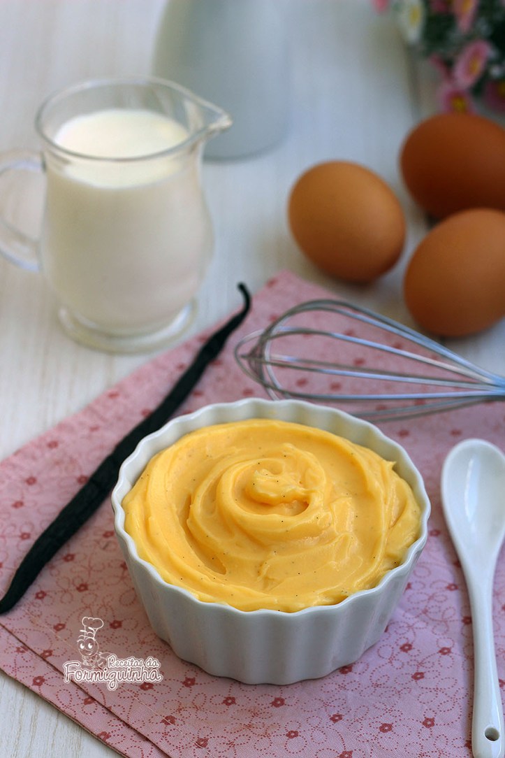 Creme com textura suave e cremosa, com sabor bastante rico. Assim é o Crème Pâtissière ou Creme de Confeiteiro, como também é conhecido. Você pode usá-lo para rechear bombas, sonhos, massas folhadas, bolos, tortas, etc.