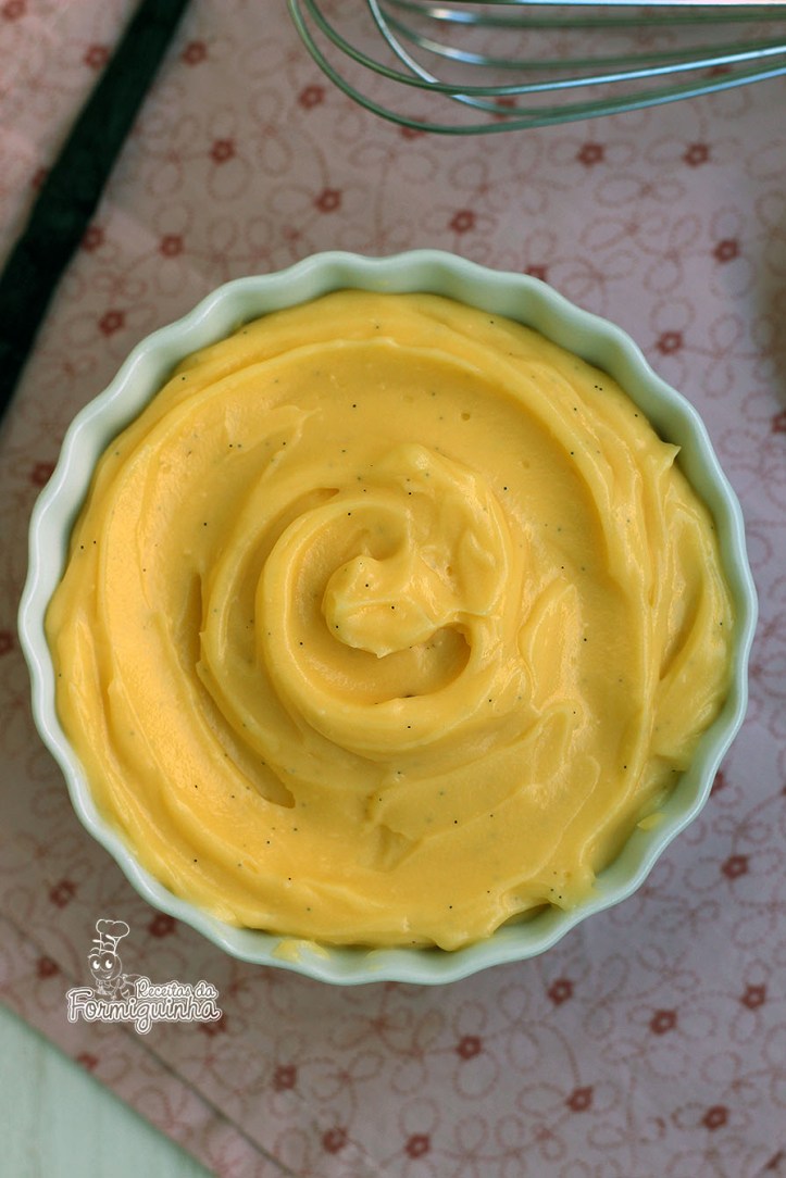 Creme com textura suave e cremosa, com sabor bastante rico. Assim é o Crème Pâtissière ou Creme de Confeiteiro, como também é conhecido. Você pode usá-lo para rechear bombas, sonhos, massas folhadas, bolos, tortas, etc.