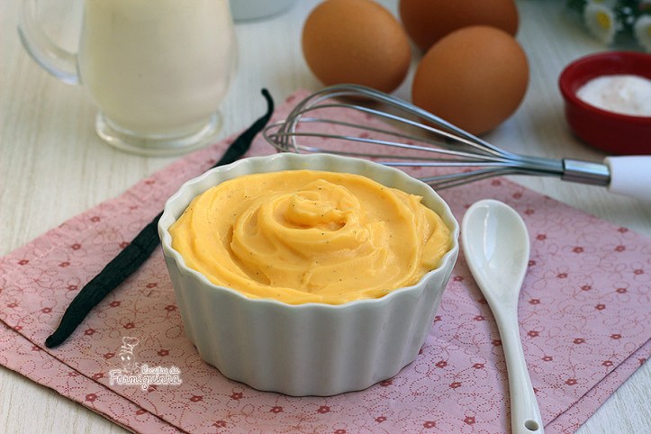 Creme com textura suave e cremosa, com sabor bastante rico. Assim é o Crème Pâtissière ou Creme de Confeiteiro, como também é conhecido. Você pode usá-lo para rechear bombas, sonhos, massas folhadas, bolos, tortas, etc.