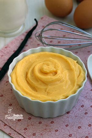 Creme com textura suave e cremosa, com sabor bastante rico. Assim é o Crème Pâtissière ou Creme de Confeiteiro, como também é conhecido. Você pode usá-lo para rechear bombas, sonhos, massas folhadas, bolos, tortas, etc.