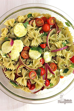 Rápida, refrescante e muito saborosa, essa Salada de Macarrão Caprese pode ser preparada com bastante antecedência e te ajudar naqueles dias corridos! Vale muito a pena experimentar!