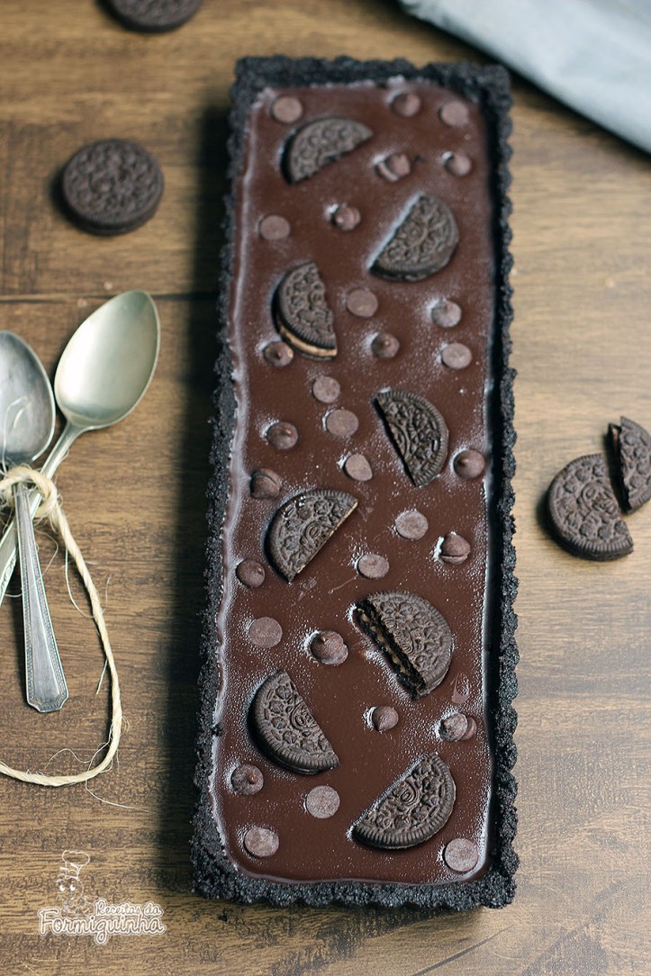 Denso, cremoso, chocolatudo e feito com Oreo! Não tem como não ficar gostoso! Surpreenda-se com essa Torta de Oreo com Chocolate super fácil de fazer e não precisa de forno!