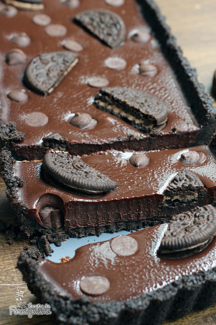 Denso, cremoso, chocolatudo e feito com Oreo! Não tem como não ficar gostoso! Surpreenda-se com essa Torta de Oreo com Chocolate super fácil de fazer e não precisa de forno!