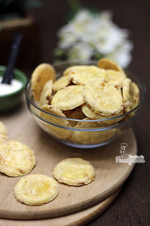 Gostinho de pão de queijo para servir como petiscos na sua festinha para amigos... Esses biscoitos de queijo são sem glúten e vão fazer o maior sucesso!