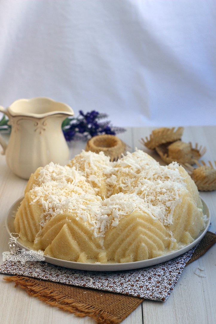 Ótima sugestão para arrasar na Festa Junina! O Cuscuz de Tapioca com Coco é super simples de fazer e fica pronto em minutos! Delicioso!!