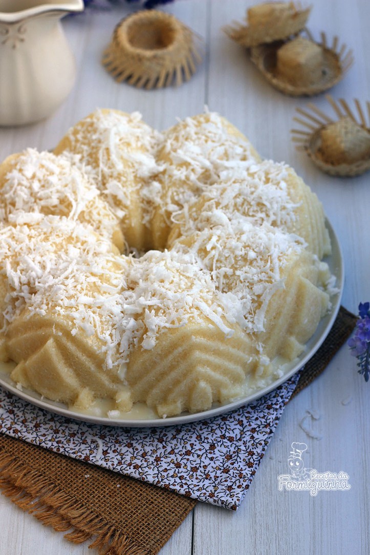 Ótima sugestão para arrasar na Festa Junina! O Cuscuz de Tapioca com Coco é super simples de fazer e fica pronto em minutos! Delicioso!!