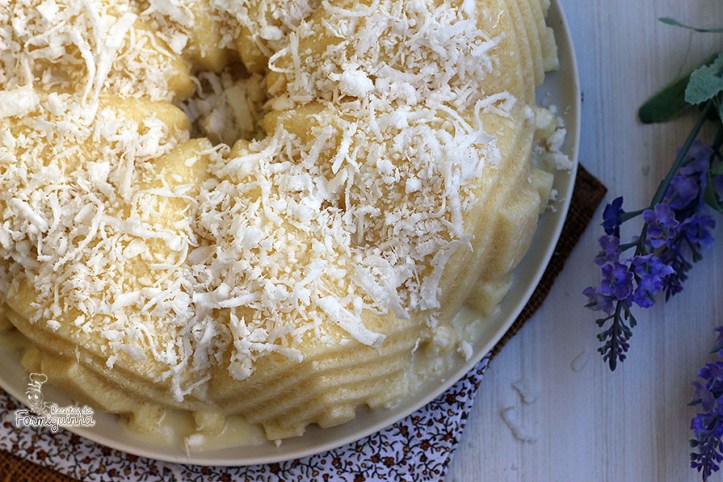 Ótima sugestão para arrasar na Festa Junina! O Cuscuz de Tapioca com Coco é super simples de fazer e fica pronto em minutos! Delicioso!!