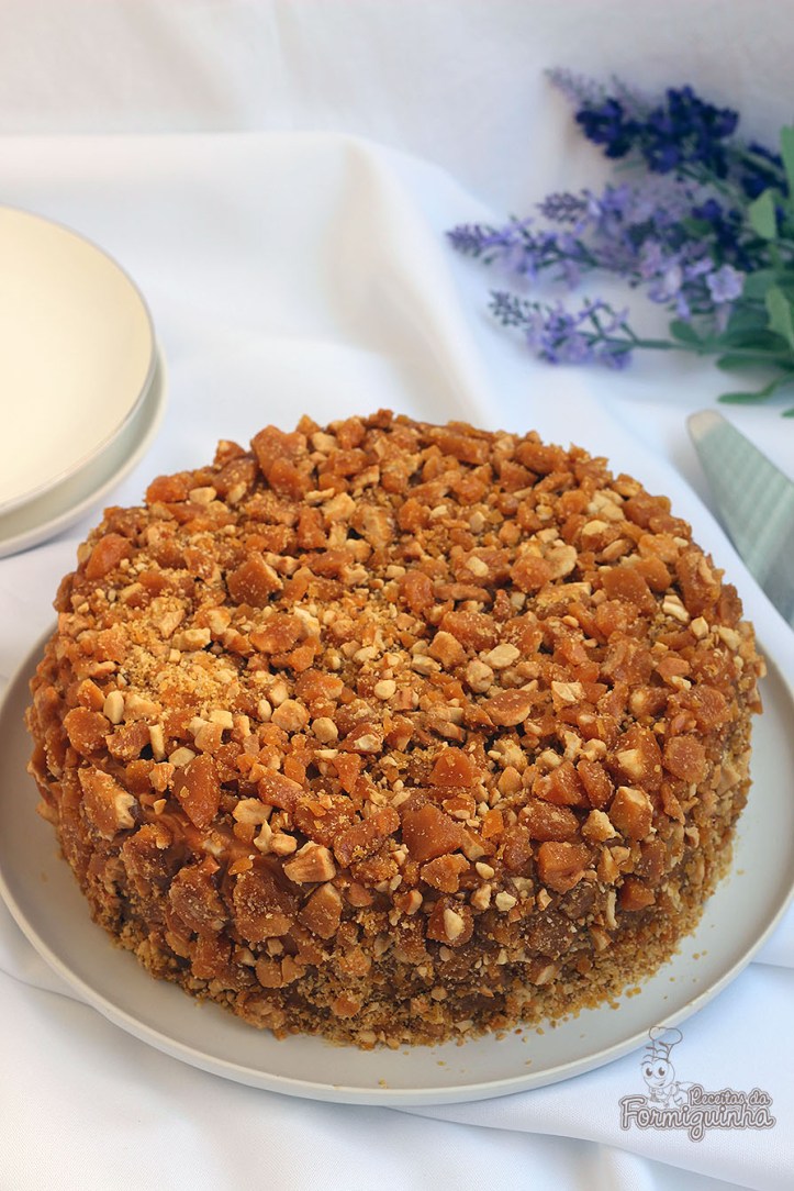 Creme baunilhado recheado de doce de leite e coberto com crocantes de castanha de caju.. Ainda preciso te convencer a fazer esse maravilhoso Pavê de Doce de Leite Crocante?
