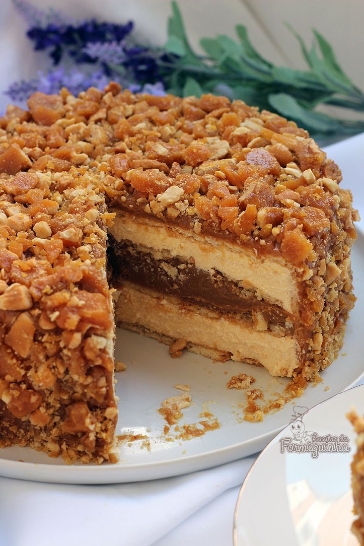 Creme baunilhado recheado de doce de leite e coberto com crocantes de castanha de caju.. Ainda preciso te convencer a fazer esse maravilhoso Pavê de Doce de Leite Crocante?