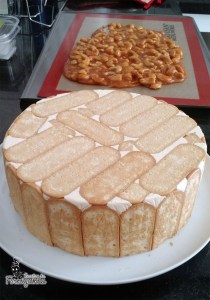 Creme baunilhado recheado de doce de leite e coberto com crocantes de castanha de caju.. Ainda preciso te convencer a fazer esse maravilhoso Pavê de Doce de Leite Crocante?