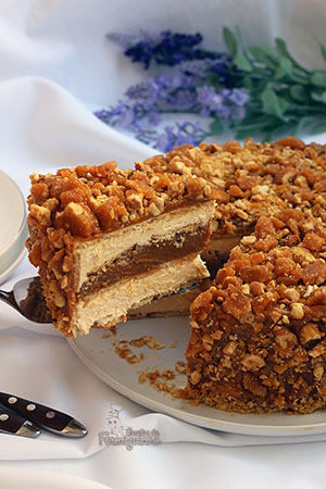 Creme baunilhado recheado de doce de leite e coberto com crocantes de castanha de caju.. Ainda preciso te convencer a fazer esse maravilhoso Pavê de Doce de Leite Crocante?