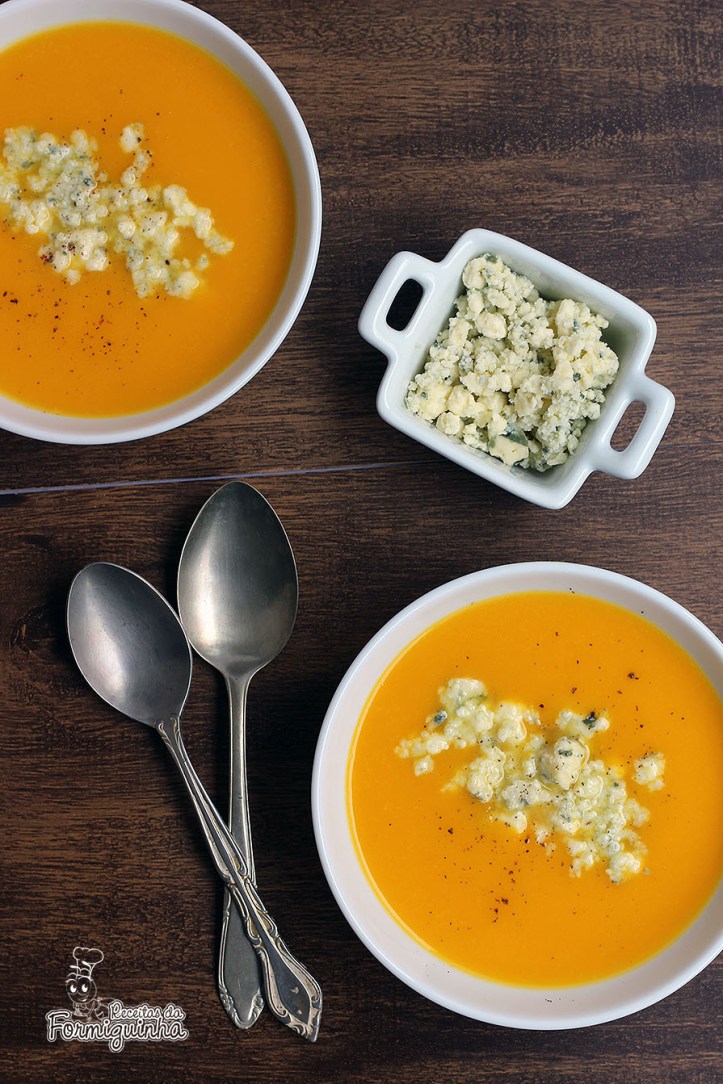 Aveludada e saborosa essa sopa esquenta o estômago e abraça a alma. Sopa de Abóbora com Gorgonzola. Surpreenda seus convidados servindo essa maravilha na Festa Junina!