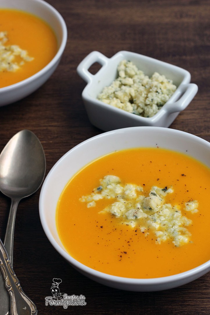 Aveludada e saborosa essa sopa esquenta o estômago e abraça a alma. Sopa de Abóbora com Gorgonzola. Surpreenda seus convidados servindo essa maravilha na Festa Junina!