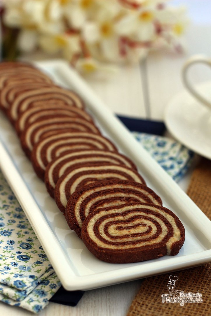 Lindos e crocantes esses biscoitos em esprial são perfeitos para acompanhar aquela bela xícara de café ou chá da tarde!