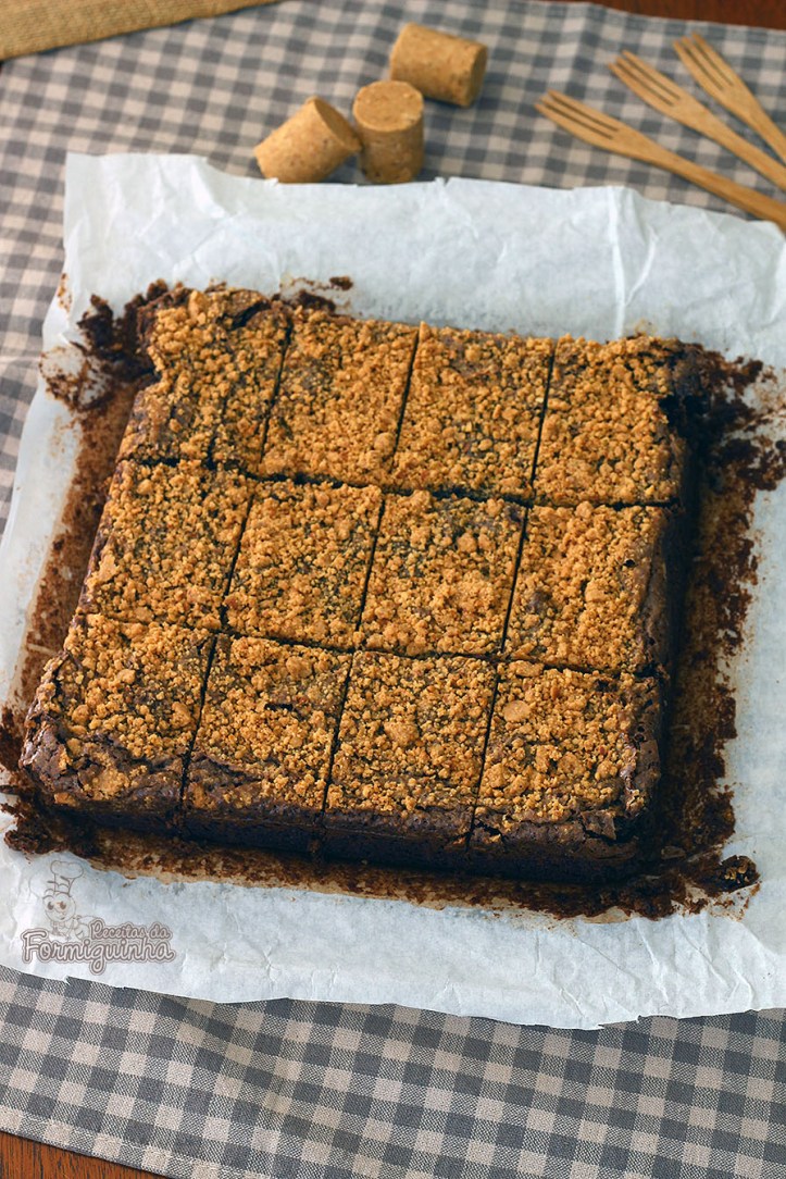 Amendoim e chocolate, dupla mais que perfeita nesse delicioso, molhadinho e incrível Brownie de Paçoca!