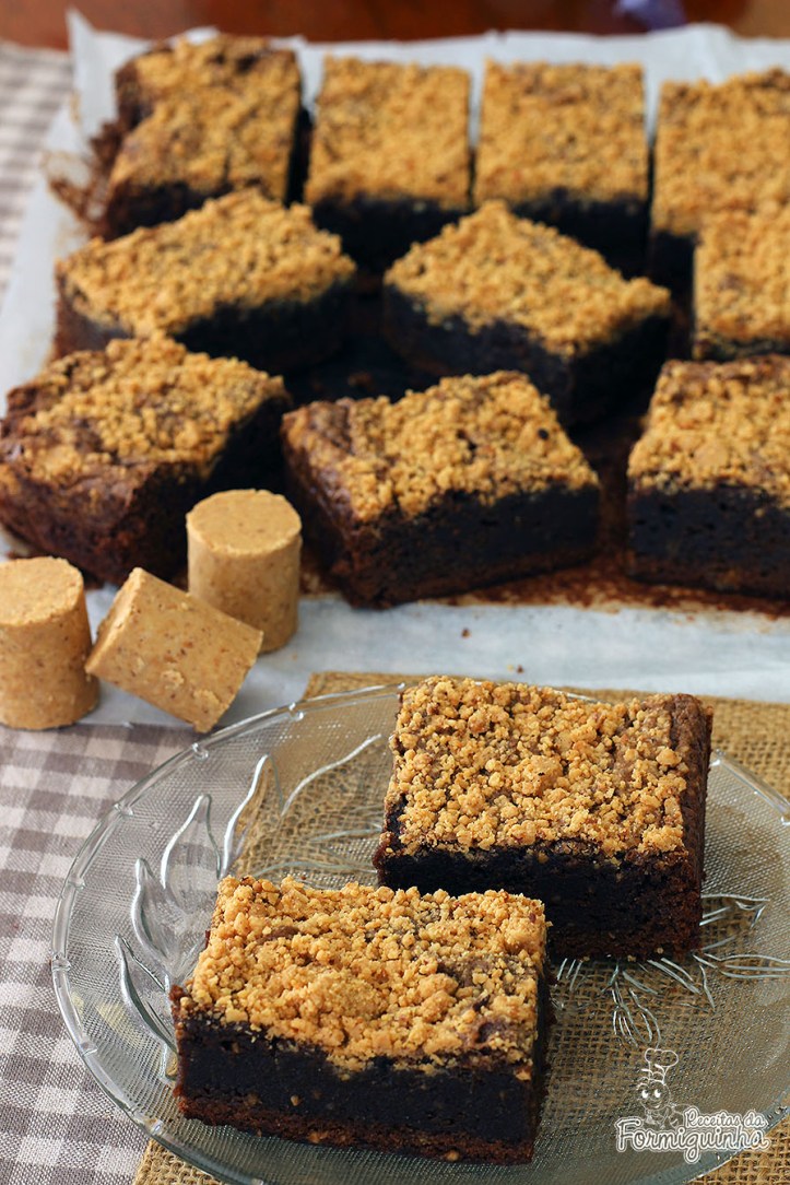 Amendoim e chocolate, dupla mais que perfeita nesse delicioso, molhadinho e incrível Brownie de Paçoca!