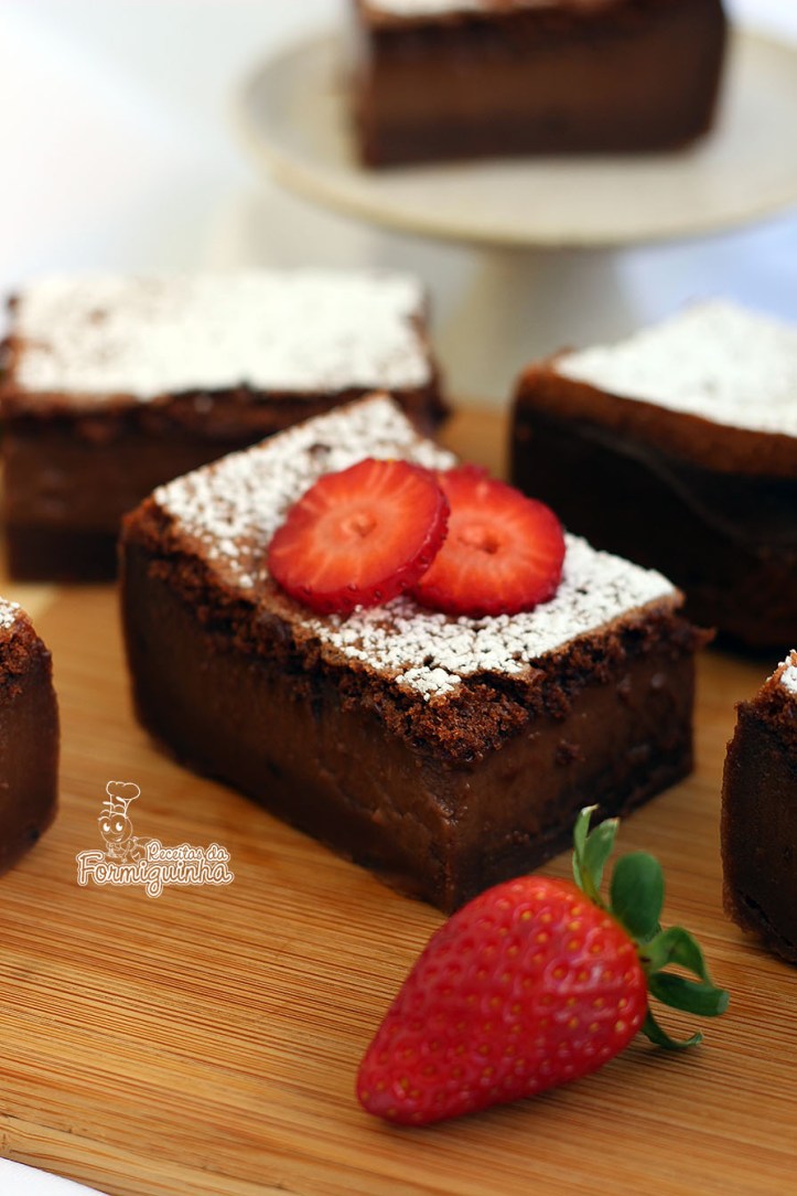 3 camadas de puro chocolate em texturas diferentes.. É assim que fica esse Bolo Mágico de Chocolate, também conhecido como Magic Custard Cake.