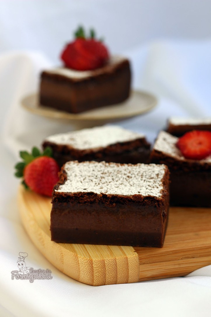 3 camadas de puro chocolate em texturas diferentes.. É assim que fica esse Bolo Mágico de Chocolate, também conhecido como Magic Custard Cake.