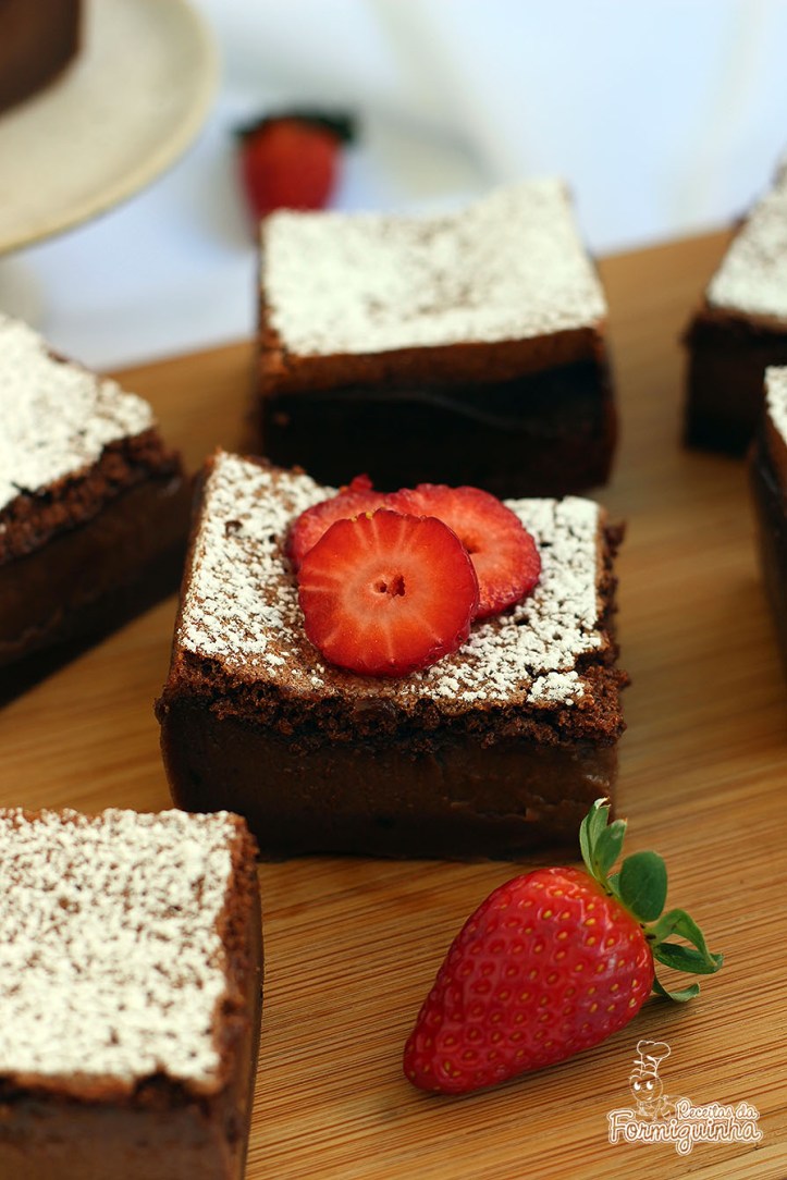 3 camadas de puro chocolate em texturas diferentes.. É assim que fica esse Bolo Mágico de Chocolate, também conhecido como Magic Custard Cake.
