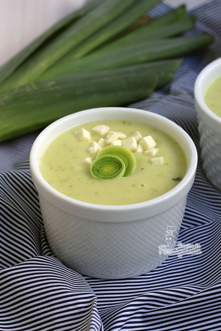 Para aquecer a alma e o corpo neste inverno nada melhor que um aveluado Creme de Alho Poró com Queijo Minas!