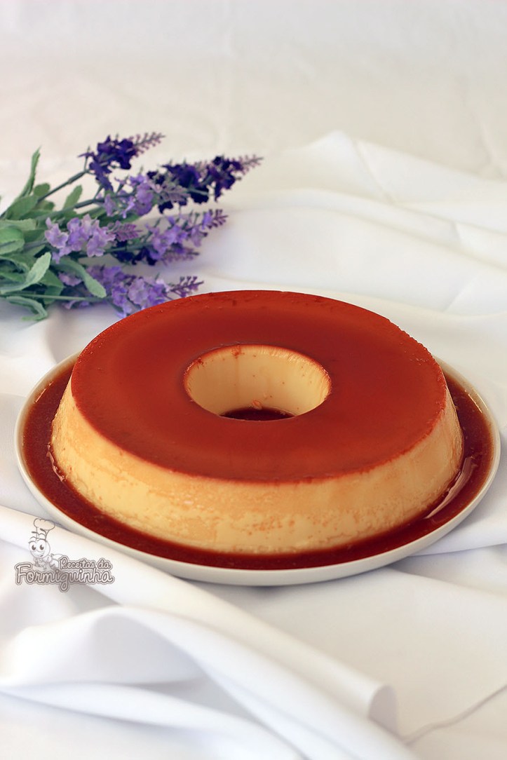 O clássico pudim brasileiro em sua versão mais cremosa e sem furinhos. Não tem como não cair de amores por esse Pudim de Leite Condensado!