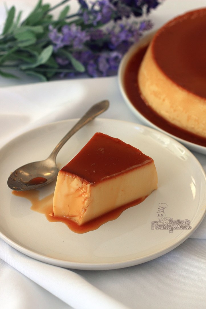 O clássico pudim brasileiro em sua versão mais cremosa e sem furinhos. Não tem como não cair de amores por esse Pudim de Leite Condensado!