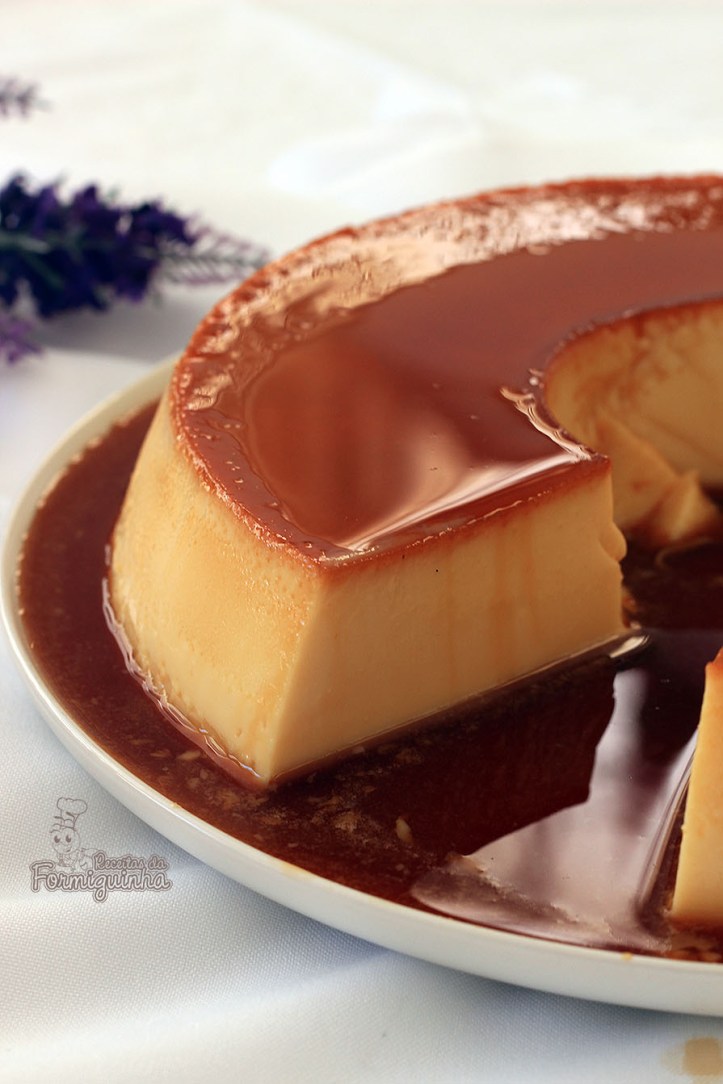 O clássico pudim brasileiro em sua versão mais cremosa e sem furinhos. Não tem como não cair de amores por esse Pudim de Leite Condensado!