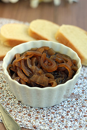 Incremente seus sanduíches com essa suculenta Cebola Caramelizada na Cerveja Preta. Fica incrível e deliciosa!!!